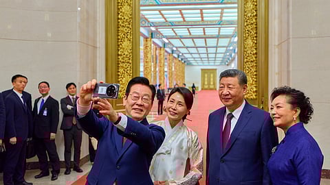 Com um telemóvel oferecido por Xi Jinping, Lee Jae Myung tirou uma selfie com as respetivas primeiras-damas após um banquete oferecido pelo líder chinês em Pequim.