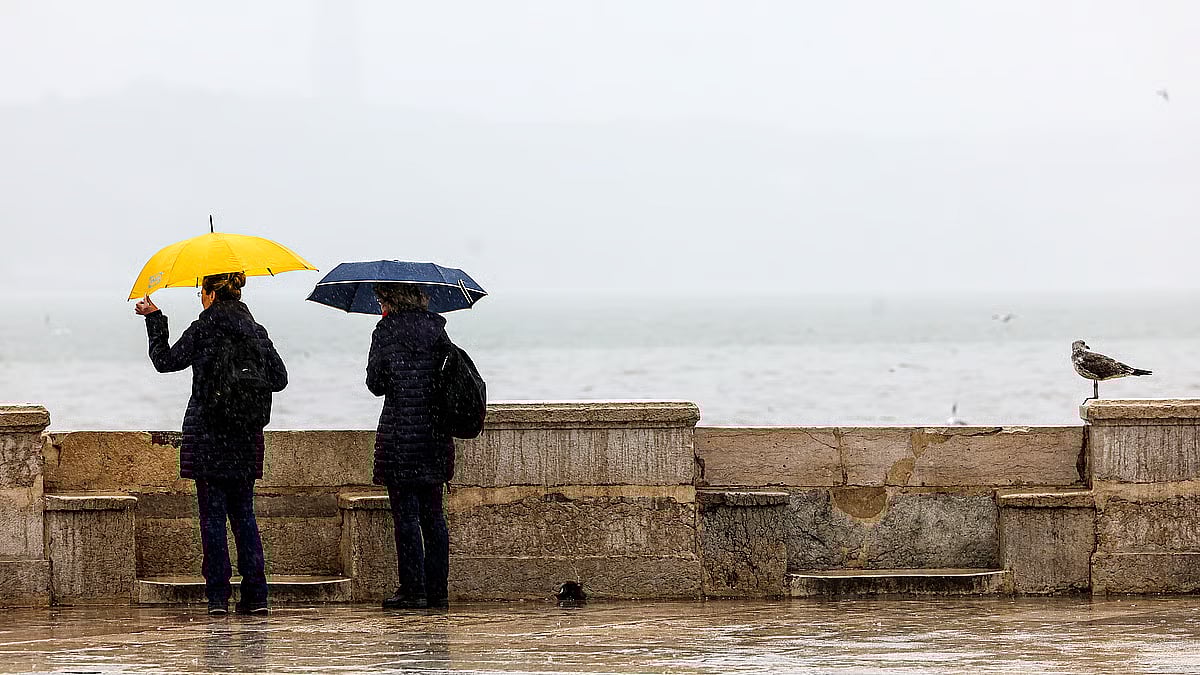 Rain to continue throughout the week; ten districts under orange warning for precipitation and swell