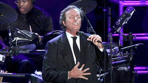 Julio Iglesias durante um concerto em 2010