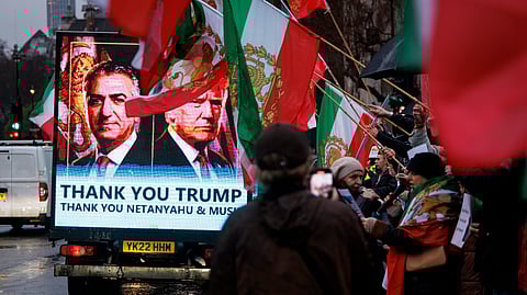 Manifestação em Londres a favor do movimento de protesto no Irão, com um agradecimento a Trump,  que surge na foto com  o filho do último xá do Irão.