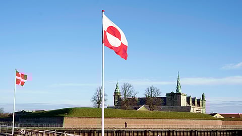 As bandeiras da Dinamarca e da Gronelândia junto ao Castelo de Kronborg, na cidade portuária de Elsinore.