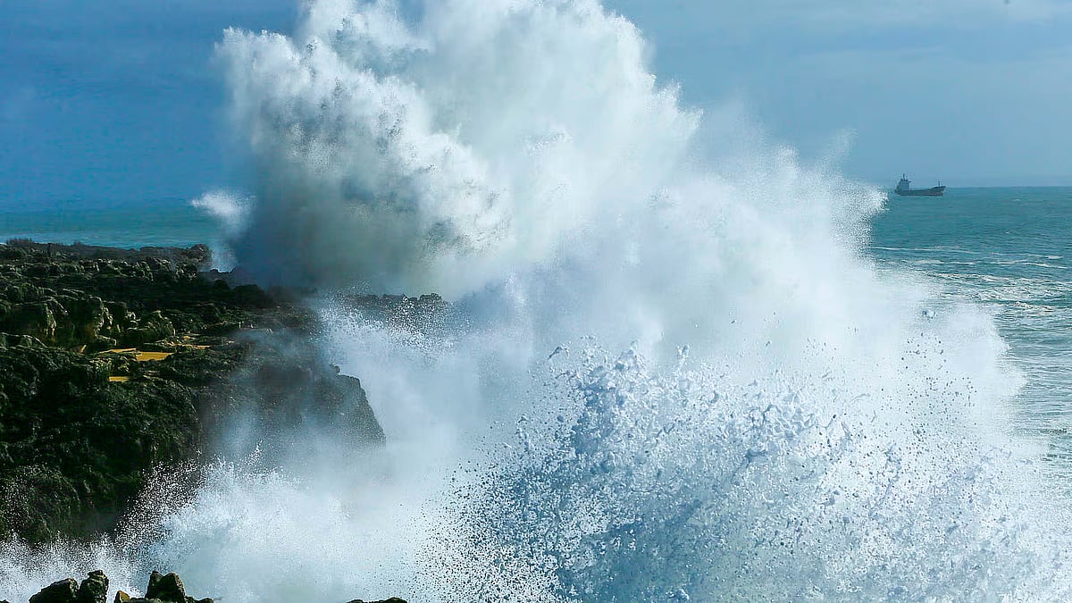 Heavy rain and 5.5m waves put districts on alert