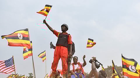 Despois de ter sido baleado em 2021 pela polícia, Bobi Wine usa capacete e colete à prova de bala nos comícios.