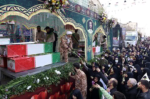 Funeral em massa para cerca de uma centena de membros das forças de segurança mortos durante os protestos.