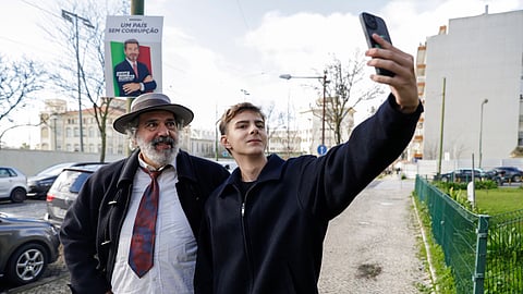 Manuel João Vieira posa para uma selfie em campanha