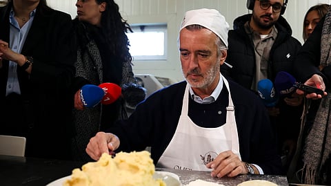 Cotrim Figueiredo experimentou a cozinha numa ação de campanha eleitoral em Pereira do Campo.