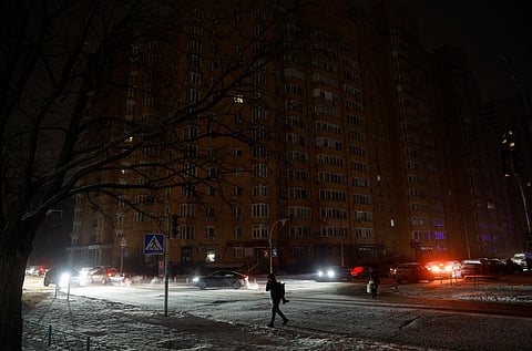 Kiev enfrenta severos cortes de luz e aquecimento devido aos ataques russos. 