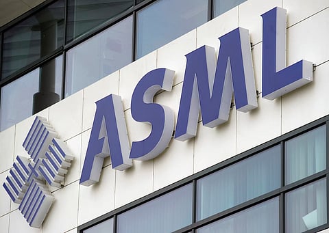 ASML supera expetativas no quarto trimestre e dispara 4% em bolsa