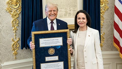 Donald Trump exibe o certificado do prémio Nobel da Paz de María Corina Machado.