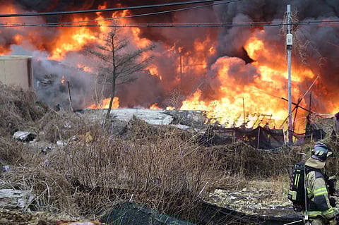 Incêndio que demorou oito horas para ser extinto destrói bairro carenciado na Coreia do Sul (com vídeo)