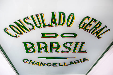 Alguns serviços são vedados pela lei brasileira, como a representação em juízo.