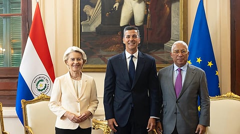 A presidente da Comissão Europeia, Ursula von der Leyen, o presidente do Paraguai, Santiago Pena, e o presidente do Conselho Europeu, Antonio Costa (à dta.) antes dos discursos oficiais.