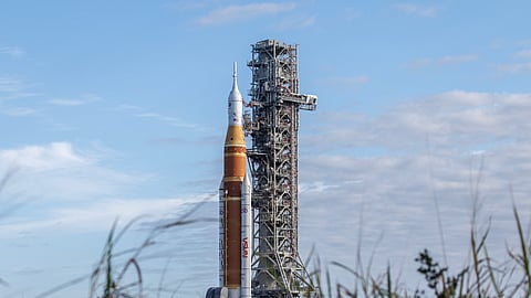 O enorme foguetão SLS - o mais potente de sempre da NASA - com a cápsula Orion em movimento para a rampa de lançamento.
