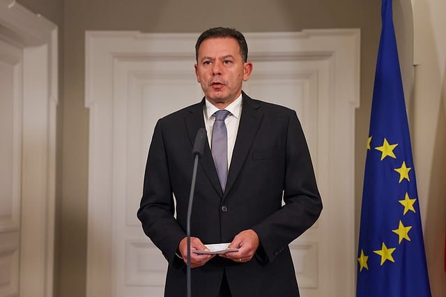 "Ao colocar Seguro e Ventura no mesmo plano, Montenegro passa a ideia de que é um líder que transige em questões de princípio; e abre a porta a uma incursão do líder do Chega no eleitorado do PSD e da AD.”