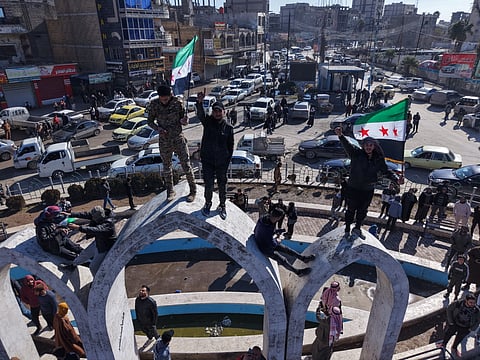 Em Raqqa, as bandeiras curdas deram lugar à nova bandeira síria.