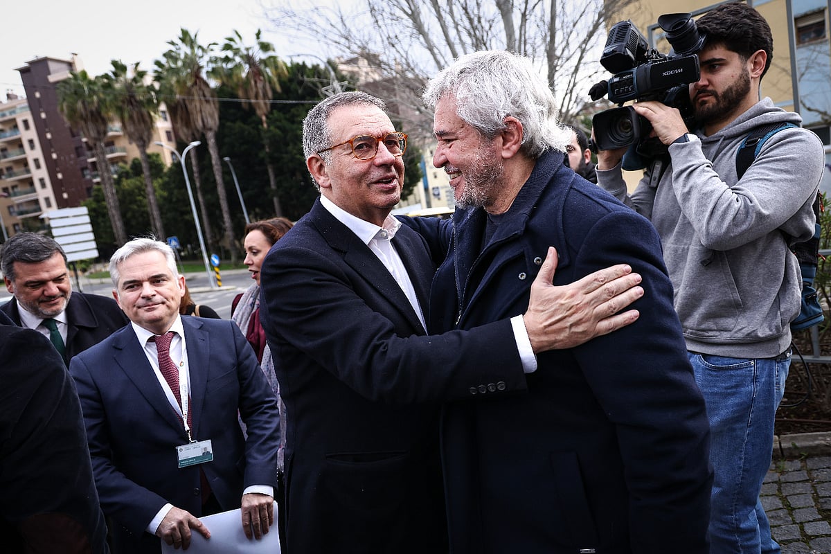 Almost 500 health figures endorse a manifesto supporting Seguro's candidacy