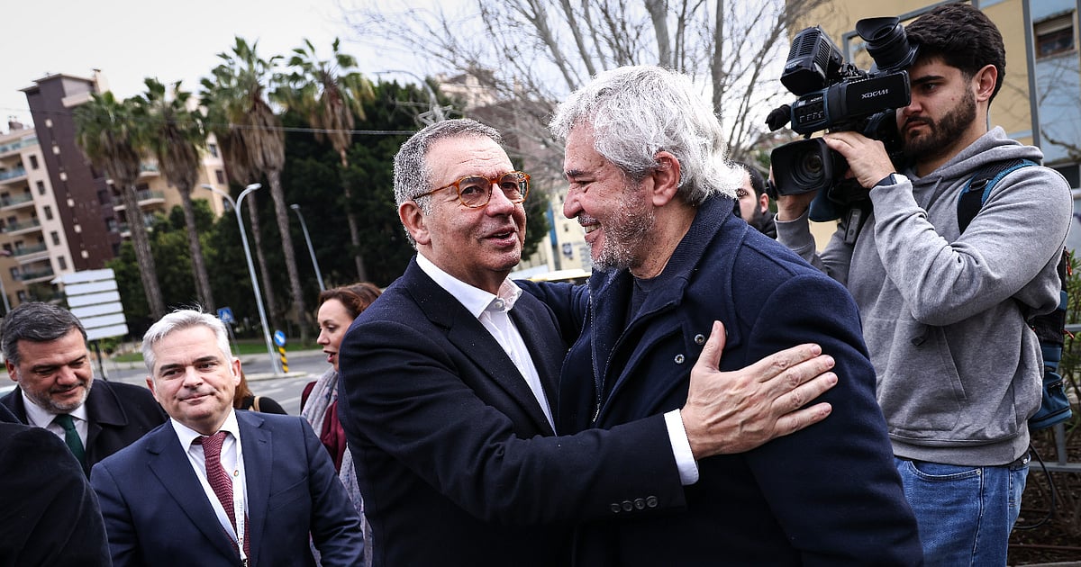 Almost 500 health figures endorse a manifesto supporting Seguro's candidacy