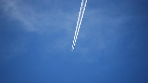 Estudo diz que rastos de condensação dos aviões podem ser evitados e Portugal pode contribuir 