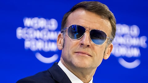 Não é para o estilo. Macron volta a usar óculos de sol em Davos