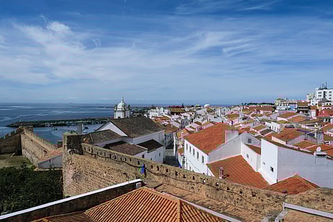 O Governo assinou contratos de investimento para a construção de duas fábricas em Sines, uma  de baterias de lítio e outra de componentes para baterias elétricas.

