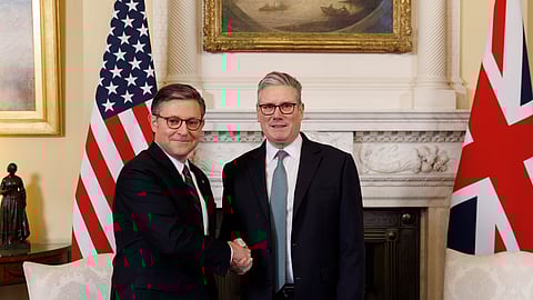 Mike Johnson foi recebido em Downing Street por Keir Starmer na segunda-feira.