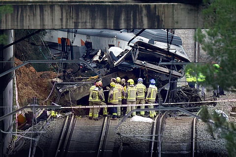 Comboio regional catalão embateu contra muro de contenção que caiu para a via devido ao mau tempo.
