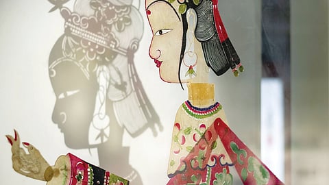 Peças de uma coleção de teatro de sombras em exposição num museu de teatro de sombras da província de Sichuan.