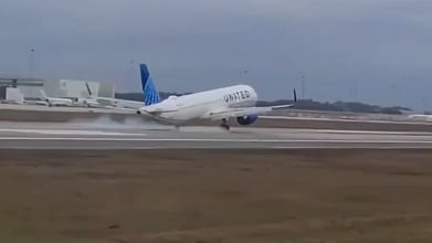 EUA. Avião da United Airlines perde roda em aterragem brusca no aeroporto de Orlando (vídeo)