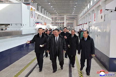 Kim Jong-un na visita à fábrica de maquinaria Ryongsong, na província de Hamgyong, no nordeste da Coreia do Norte. 