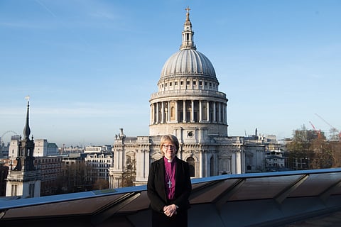 Sarah Mullally junto à Catedral de São Paulo, que liderou desde o final de 2017 e onde assumirá  o cargo de arcebispa da Cantuária.