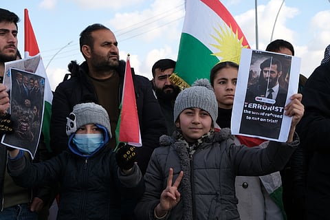 Manifestação em Erbil, no Curdistão iraquiano, contra os ataques do exército sírio.