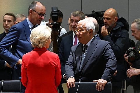 O chanceler alemão Friedrich Merz com Ursula von der Leyen e António Costa no Conselho Europeu destas quinta-feira.