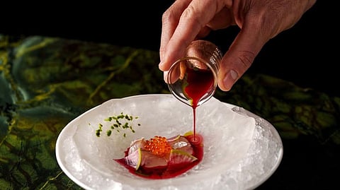 Peixe do dia, vinagreira e ovas de truta no Tuju, de Ivan Ralston e Katherine Cordás; o restaurante conta com duas estrelas Michelin.