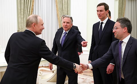 Putin cumprimenta Josh Gruenbaum, conselheiro-especial do Conselho de Paz de Trump, sob os olhares de Witkoff e Kushner. Depois da reunião do Kremlin, seguiram os três para Abu Dhabi.