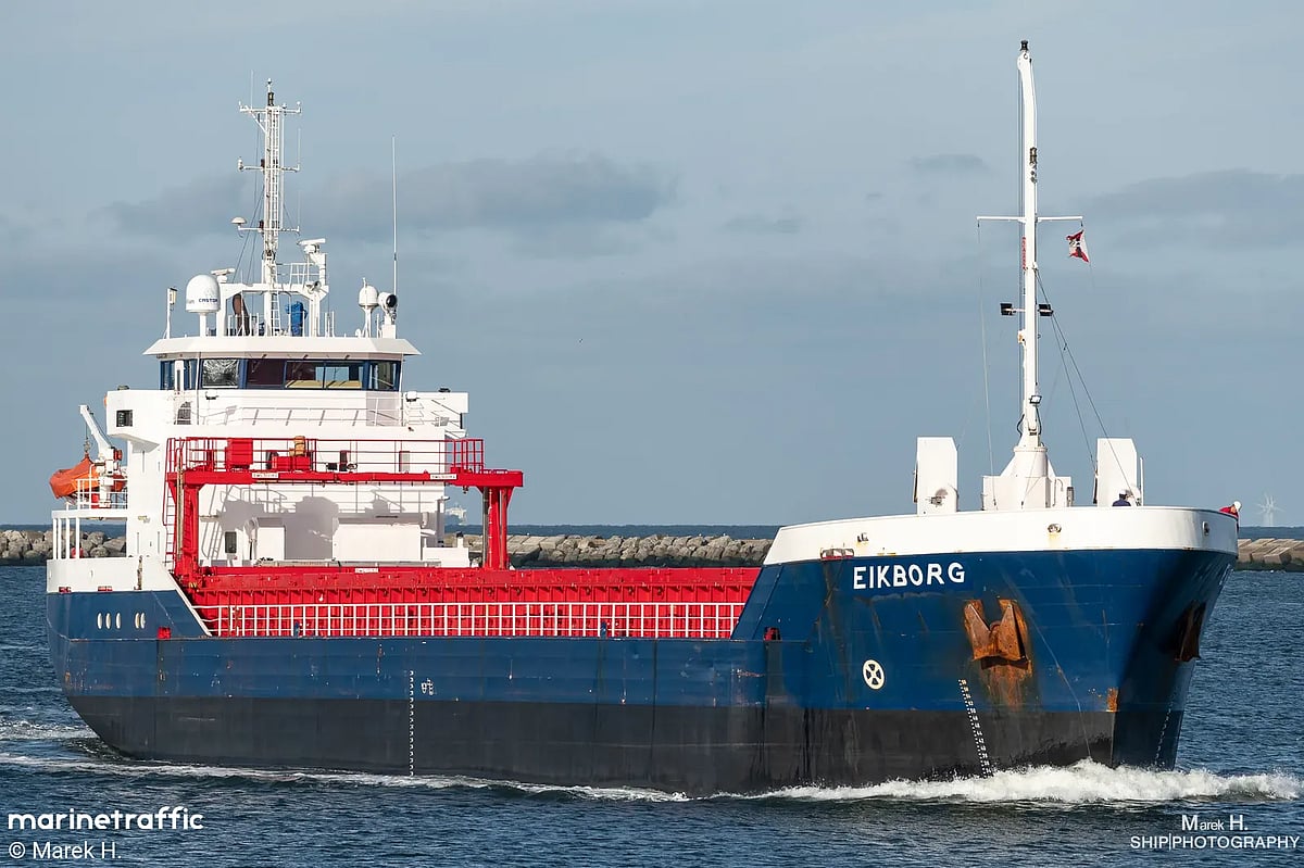 Cargo ship adrift off the entrance to Figueira da Foz at risk of sinking
