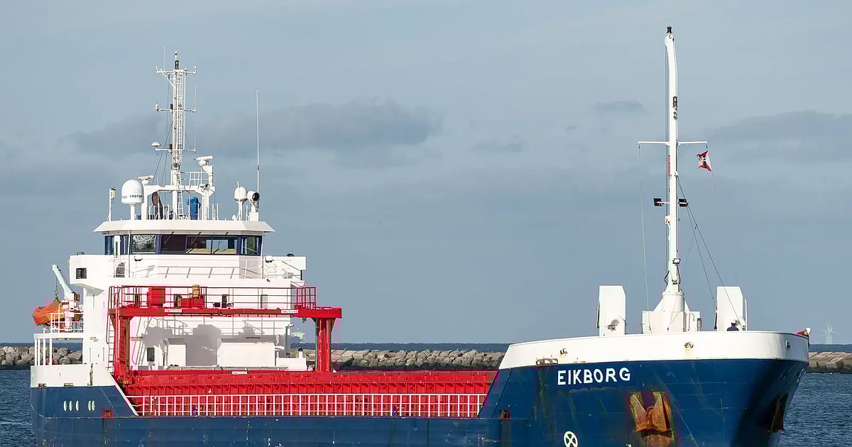 Cargo ship adrift off the entrance to Figueira da Foz at risk of sinking