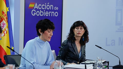 As ministras Elma Saiz (à esq.) e Ana Redondo durante a conferência de imprensa posterior ao Conselho de Ministros. 
