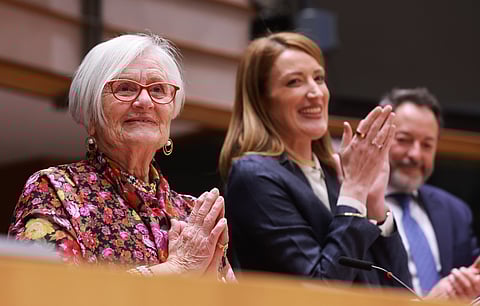 Tatiana Bucci, sobrevivente do Holocausto, junto à presidente do Parlamento Europeu, Roberta Metsola.