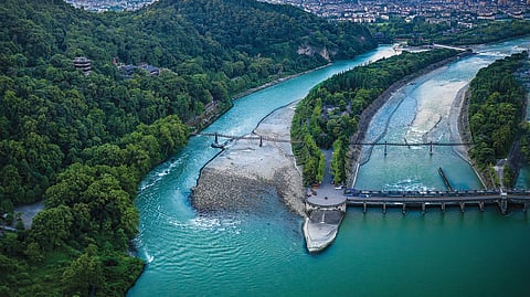 Dujiangyan é uma obra hidráulica sem barragem que, graças a um engenhoso desenho, permite a irrigação por gravidade a partir do rio Min, transformando o risco de cheias num recurso hídrico.