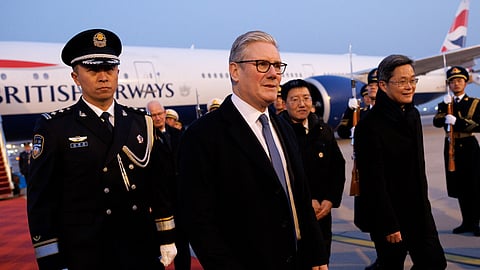 A equipa de Keir Starmer viajou com telemóveis e computadores portáteis descartáveis para minorar os riscos de espionagem. 