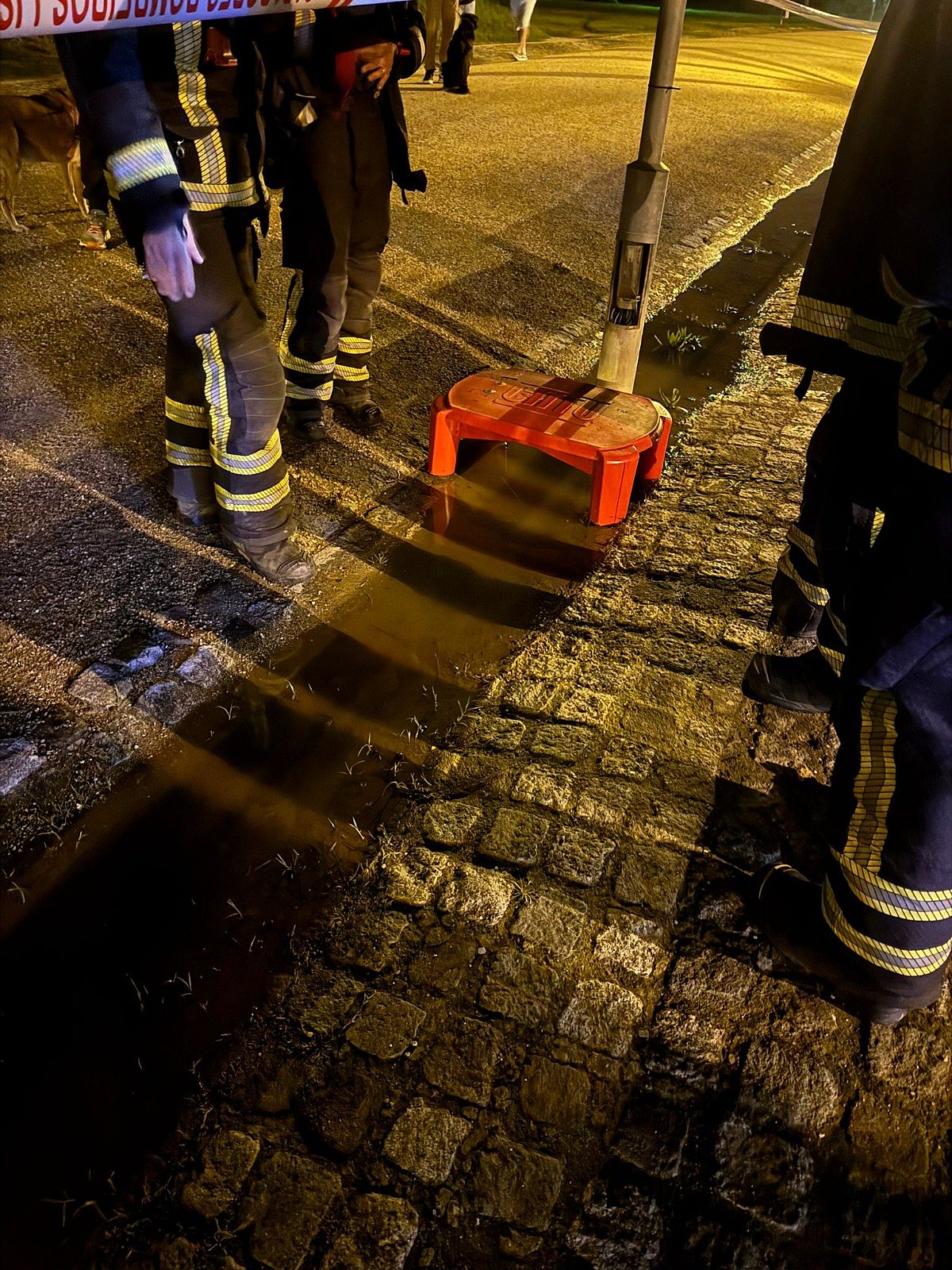 Theft and replacement of covers leave streetlights vulnerable to water in Lisbon