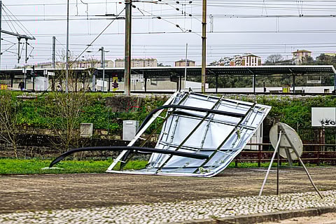 Destruição provocada pelos ventos fortes trazidos pela depressão Kristin