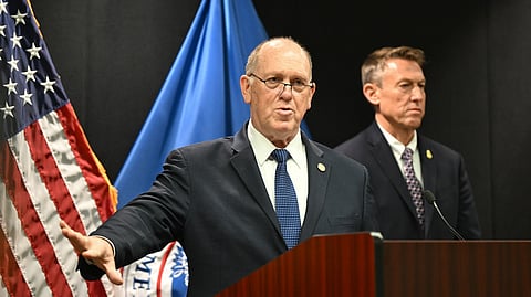Tom Homan durante a conferência de imprensa, em Minneapolis.