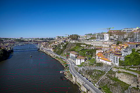 É preciso morar no país há mais de dois anos.