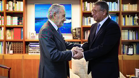 Aperto de mão após reuniao entre Ramalho Eanes e António José Seguro (dta.).