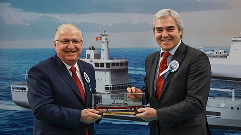O ministro da Defesa Nacional, Nuno Melo, e o ministro da Defesa da Turquia, Yaşar Güler (esq.), com uma maqueta do futuro NRP Luís de Camões.