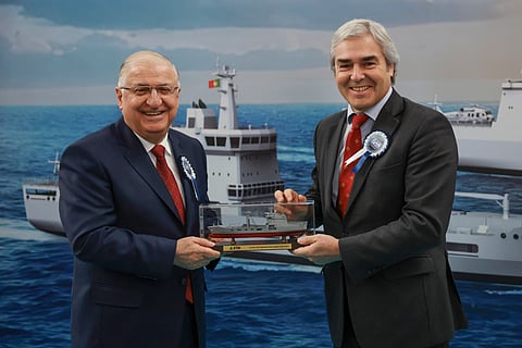 O ministro da Defesa Nacional, Nuno Melo, e o ministro da Defesa da Turquia, Yaşar Güler (esq.), com uma maqueta do futuro NRP Luís de Camões.
