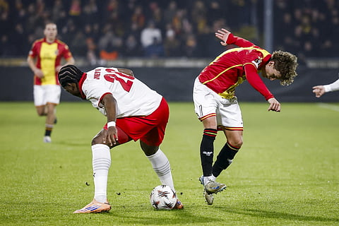 Bright Arrey-Mbi, do SP. Braga, em ação com Oskar Sivertsen (dta.)