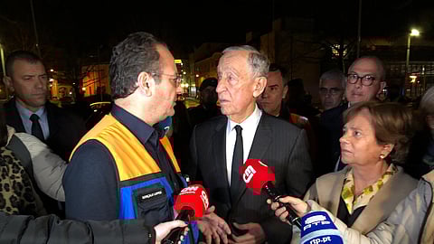 Marcelo Rebelo de Sousa ladeado pelo autarca Gonçalo Lopes e pela ministra da Administração Interna, Maria Lúcia Amaral, em Leiria