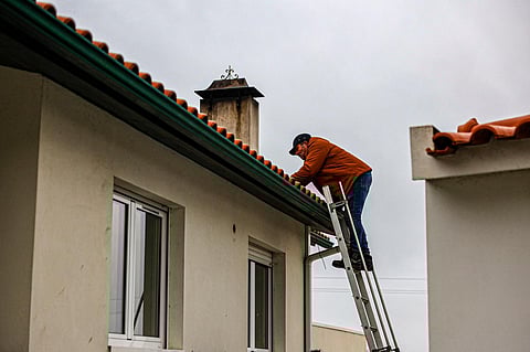 Habitantes tentam colmatar os estragos causados pela tempestade Kristin